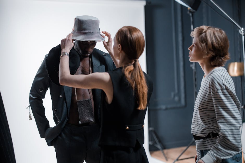 Team editoriale creativo al lavoro sulle ultime tendenze moda